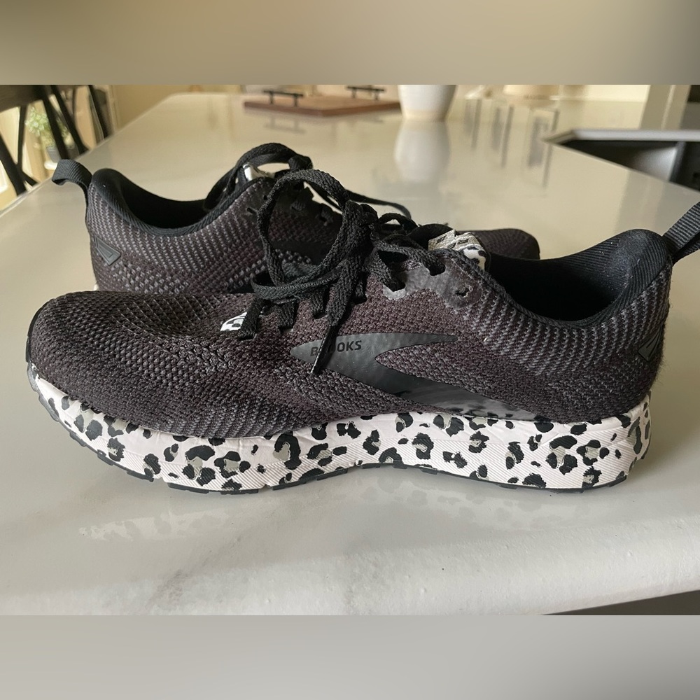 Like new Womens Brooks Revel 5 running shoes size 9